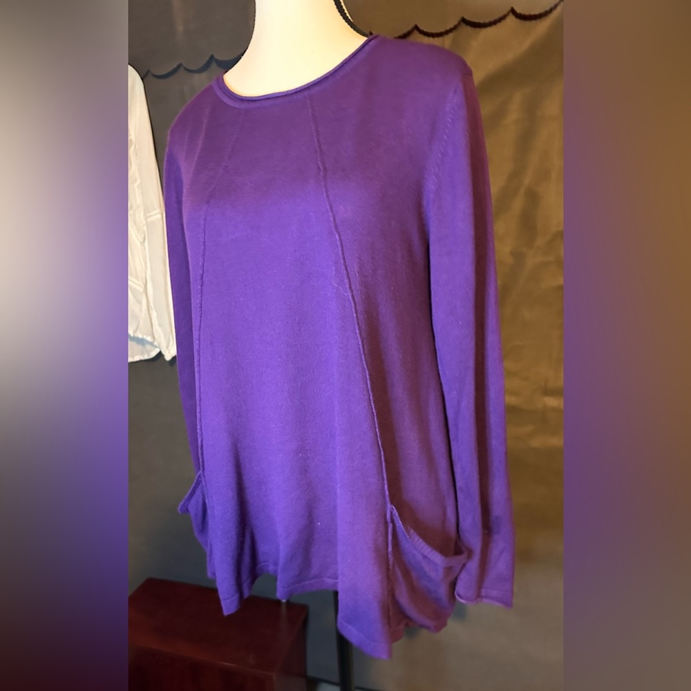 🩵Jacqueline Smith Collection purple knit top with front pockets. 063